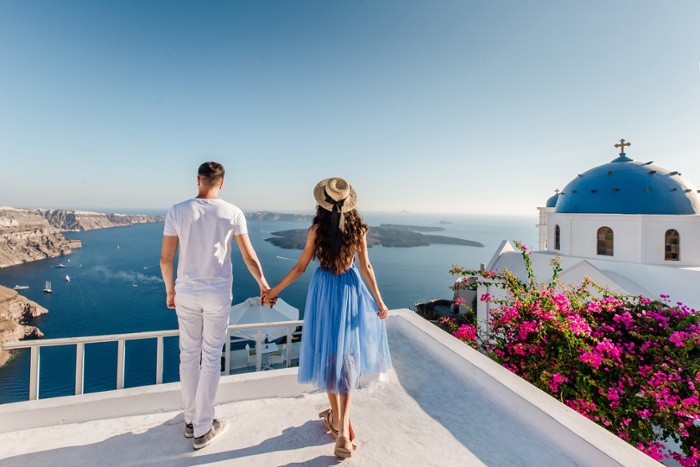 greece_couple_santorini shutterstock_1335838256_700x467