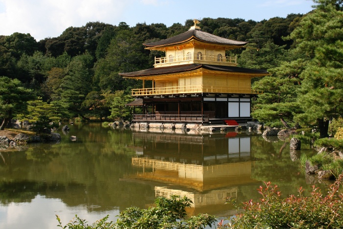 golden pavilion kyoto japan 700x467