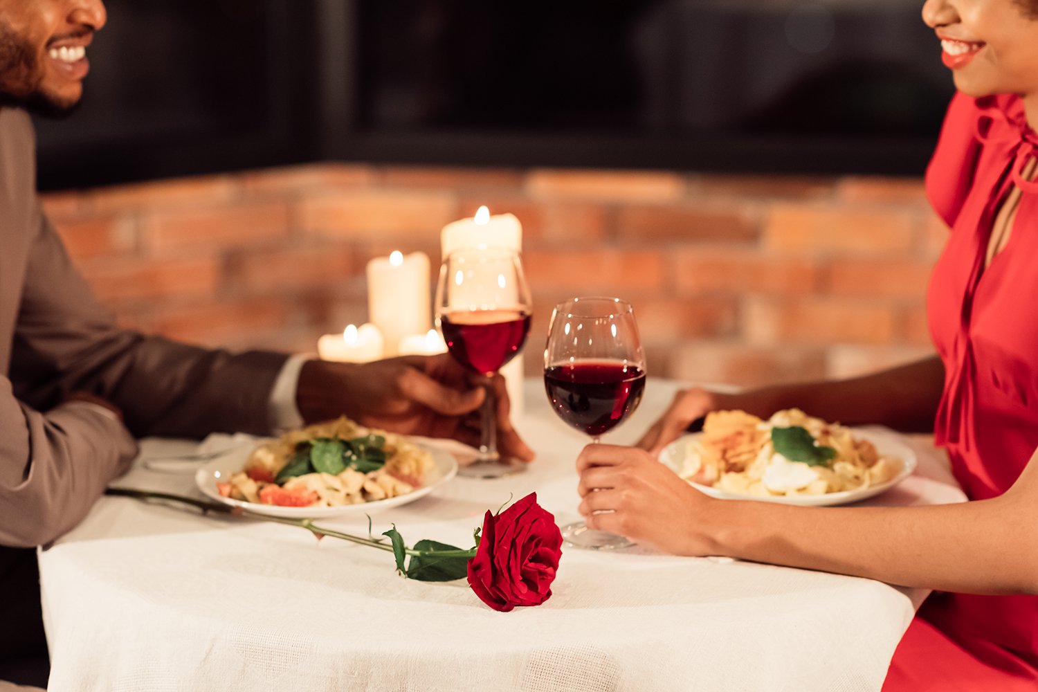 candlelight dinner couple iStock-1201626641 1500x1000