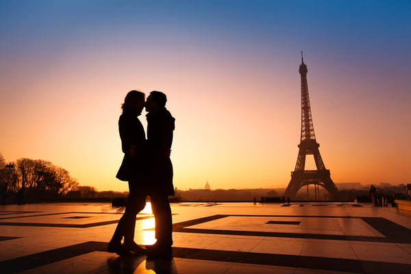 romantic-couple-in-Paris-498867750_ 1500x1000