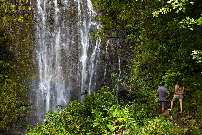 f.hubspotusercontent30.nethubfs3310086Image LibraryDestinationsUSAHawaiimaui waterfall couple 1500x1000